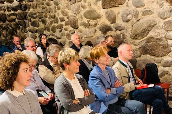 Interessiertes Publikum: in der ersten Reihe v. l. Elena Bertò und Marilena Defrancesco vom Generalsekretariat der Euregio, Martha Stocker und Christoph von Ach von der Euregio (Foto: Euregio)