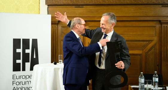 Schlüsselübergabe beim Europäischen Forum Alpbach: Der neue Präsident Othmar Karas (l.) mit seinem Vorgänger Andreas Treichl (r.) (Foto: EFA/Max Slovencik)
