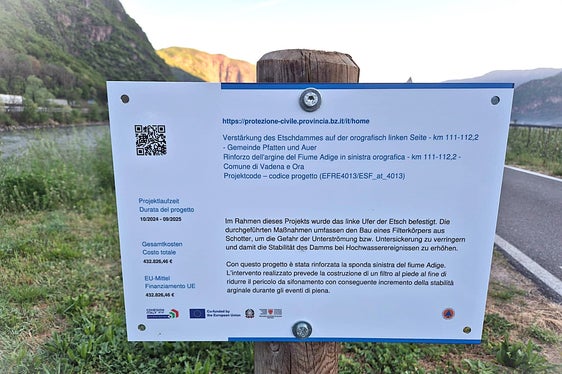 Mit Geldern des Europäischen Fonds für regionale Entwicklung EFRE hat das Amt für Wildbachverbauung Süd in der Agentur für Bevölkerungsschutz den Damm auf der orografisch linken Seite der Etsch im Abschnitt 111 bis 112,2 Kilometer verstärkt. (Foto: LPA/Amt für Wildbachverbauung Süd in der Agentur für Bevölkerungsschutz)
