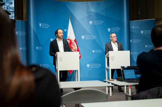 Landesrat Philipp Achammer und Bildungsdirektor Gustav Tschenett stellten am 3. März die ersten Ergebnisse der Online-Umfrage und die nächsten Schritte des Bildungsdialogs vor. (Foto: LPA/Fabio Brucculeri)