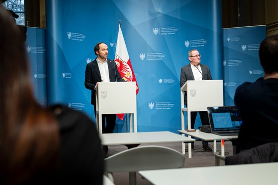 Landesrat Philipp Achammer und Bildungsdirektor Gustav Tschenett stellten am 3. März die ersten Ergebnisse der Online-Umfrage und die nächsten Schritte des Bildungsdialogs vor. (Foto: LPA/Fabio Brucculeri)