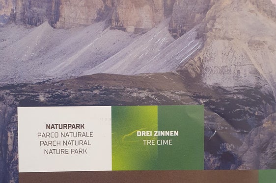 Die überarbeitete Wanderkarte für den Naturpark Drei Zinnen im Maßstab 1:25.000 ist ab sofort im Handel erhältlich. (Foto: Landesamt für Natur)