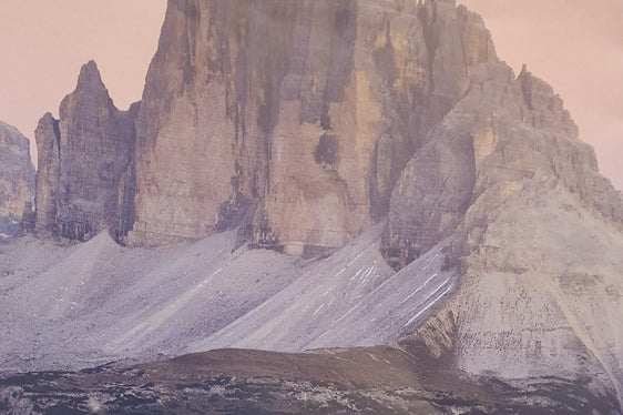Die überarbeitete Wanderkarte für den Naturpark Drei Zinnen im Maßstab 1:25.000 ist ab sofort im Handel erhältlich. (Foto: Landesamt für Natur)
