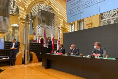 La presentazione dello studio a Palazzo Widmann. Da sin.: il moderatore e project manager Stefan Graziadei, il presidente Arno Kompatscher ed i professori Obwexer, Bußjäger e Woelk (Foto: Euregio)