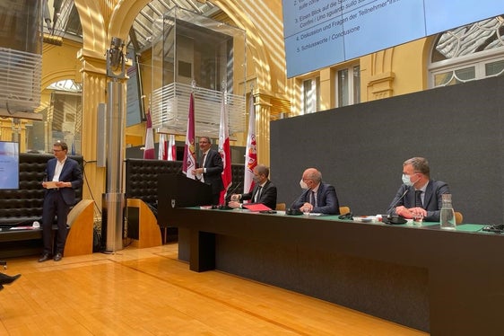 La presentazione dello studio a Palazzo Widmann. Da sin.: il moderatore e project manager Stefan Graziadei, il presidente Arno Kompatscher ed i professori Obwexer, Bußjäger e Woelk (Foto: Euregio)