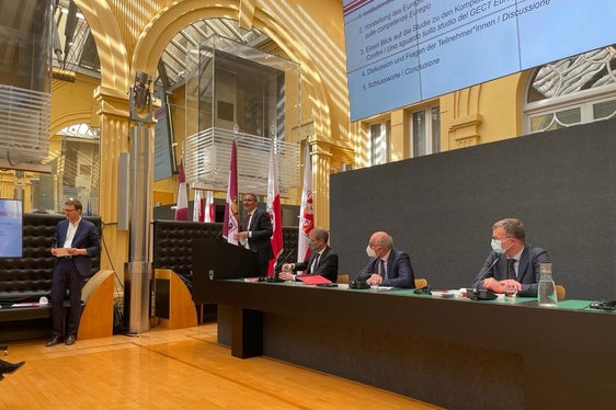 La presentazione dello studio a Palazzo Widmann. Da sin.: il moderatore e project manager Stefan Graziadei, il presidente Arno Kompatscher ed i professori Obwexer, Bußjäger e Woelk (Foto: Euregio)