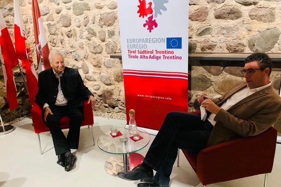Der Tiroler Alt-Landeshauptmann Wendelin Weingartner im Gespräch mit Moderator Matthias Fink vom Generalsekretariat der Euregio (Foto: Euregio)
