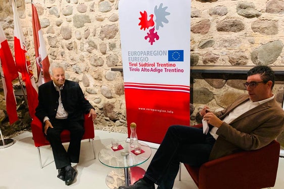 Der Tiroler Alt-Landeshauptmann Wendelin Weingartner im Gespräch mit Moderator Matthias Fink vom Generalsekretariat der Euregio (Foto: Euregio)