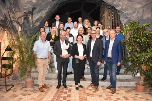 La delegazione dell'Alta Austria, composta dall'assessora all'Agricoltura Michaela Langer-Weninger (in prima fila, al centro), è stata ricevuta nella Cantina nella roccia di Laimburg dall'assessore provinciale Arnold Schuler (prima fila, secondo da sinistra). (Foto: ASP/Centro apicultura Alta Austria)