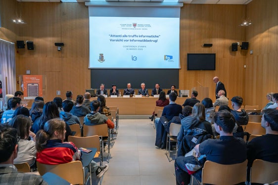 L’aula bianca della Scuola Einaudi di Bolzano gremita dei propri studenti delle classi 3A e 3B autori dei manifesti. Ospite oggi anche una delegazione della Scuola Professionale Commercio e Grafica Johannes Gutenberg di Bolzano. (Foto: USP/Greta Stuefer)