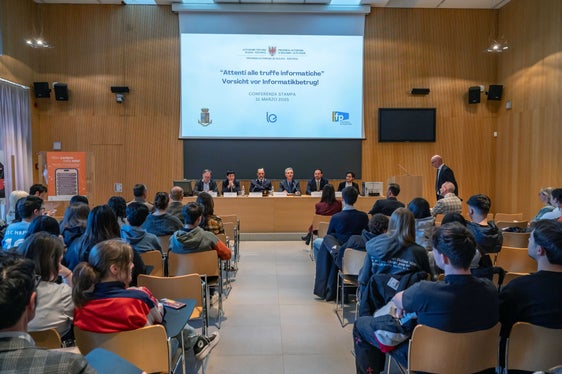 L’aula bianca della Scuola Einaudi di Bolzano gremita dei propri studenti delle classi 3A e 3B autori dei manifesti. Ospite oggi anche una delegazione della Scuola Professionale Commercio e Grafica Johannes Gutenberg di Bolzano. (Foto: USP/Greta Stuefer)