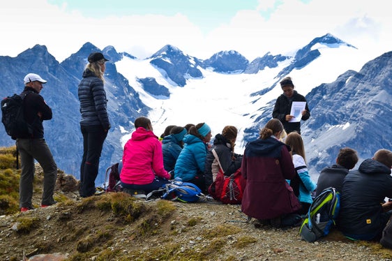 Bei Vorträgen, Exkursionen und Workshops haben sich die Oberschülerinnen und Oberschüler intensiv mit dem Thema Gletscher, Geologie und Botanik des Hochgebirges im Nationalpark Stilfserjoch auseinandergesetzt. (Foto: LPA/Christian Aspmair)