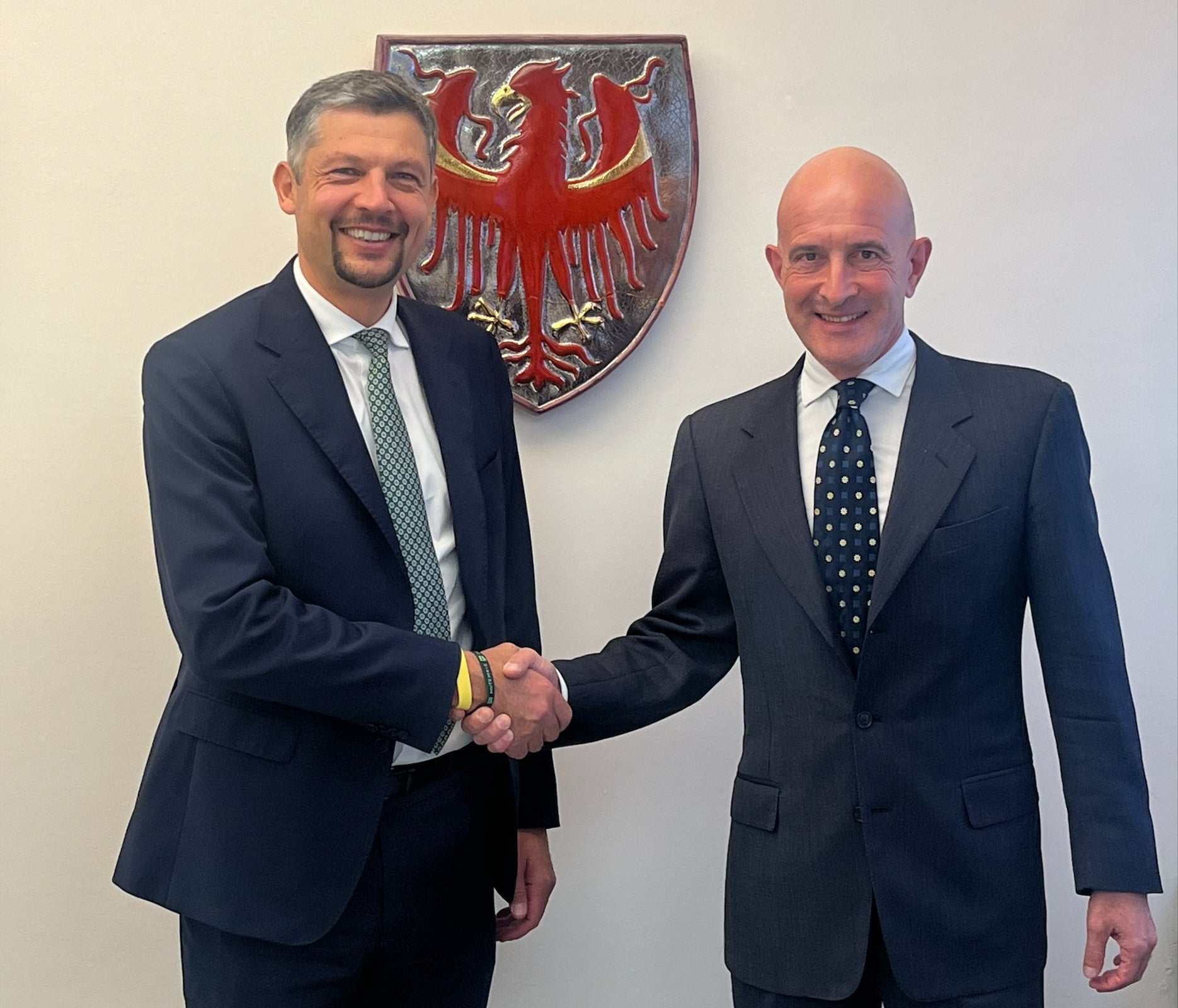 La stretta di mano tra l'assessore provinciale alla Mobilità e alle Infrastrutture, Daniel Alfreider, e l'amministratore delegato di Simico e commissario di Governo Fabio Massimo Saldini. (Foto: (Foto: USP/Bruno Benedetto)