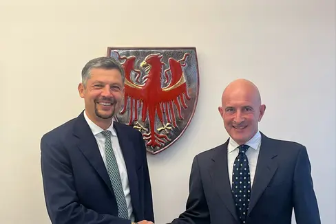 Infrastrukturen- und Mobilitätslandesrat Daniel Alfreider (links) und der Geschäftsführer der Infrastrukturgesellschaft Milano Cortina 2026 SIMICO, Fabio Massimo Saldini trafen sich in Trient zu einem Gespräch über die Vorhaben für Straße und Schiene für die Olympischen Spiele 2026. (Foto: LPA/Bruno Benedetto)