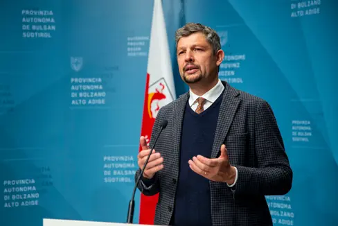 Per garantire la sicurezza è necessario un costante lavoro di manutenzione alle infrastrutture esistenti. Oltre a questo, amplieremo il sistema di telecamere. Buona parte dei fondi è destinata ai lavori di asfaltatura”, ha detto in conferenza stampa l'assessore provinciale alle Infrastrutture e alla Mobilità, Daniel Alfreider (Foto: ASP/Fabio Brucculeri)