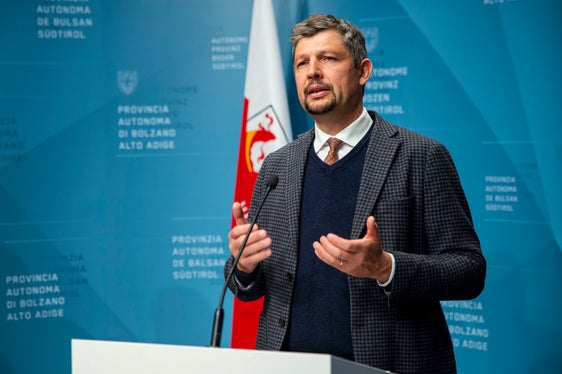 Um mehr Sicherheit für die Verkehrsteilnehmer zu schaffen, sind ständige Arbeiten an den bestehenden Straßeninfrastrukturen erforderlich, betont Mobilitätslandesrat Daniel Alfreider. (Foto: LPA/Fabio Brucculieri)