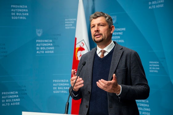 Um mehr Sicherheit für die Verkehrsteilnehmer zu schaffen, sind ständige Arbeiten an den bestehenden Straßeninfrastrukturen erforderlich, betont Mobilitätslandesrat Daniel Alfreider. (Foto: LPA/Fabio Brucculieri)