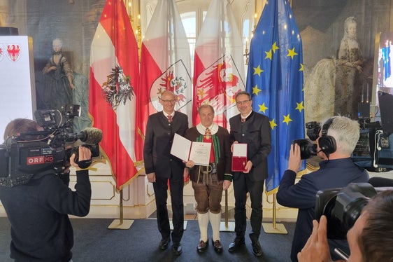 La premiazione di Josef Fauster di Villabassa, storico presidente dell'Associazione delle bande musicali dell'Alto Adige (Foto: ASP)