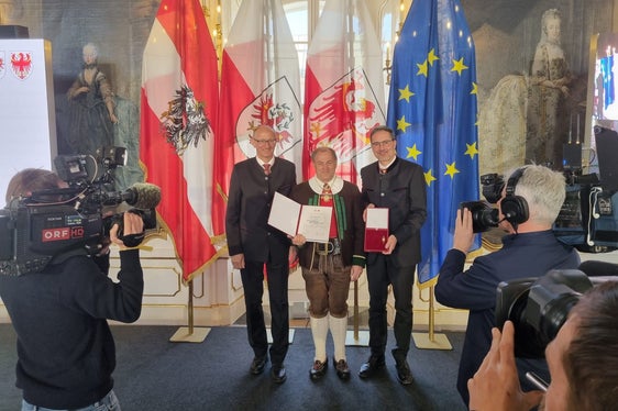 La premiazione di Josef Fauster di Villabassa, storico presidente dell'Associazione delle bande musicali dell'Alto Adige (Foto: ASP)