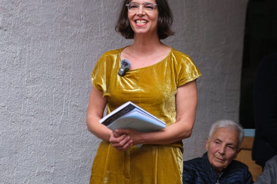 Nina Tabassomi hatte gemeinsam mit Sabine Gamper und Andreas Flora die Preisträgerin 2025 ermittelt. (Foto: LPA/Bürgergenossenschaft Obervinschgau/Marco Telfser)