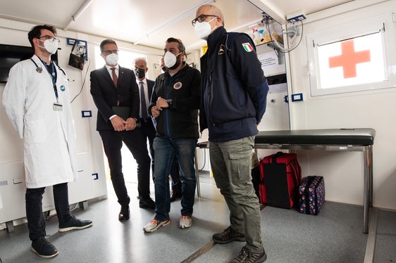 Sopralluogo nel centro di prima accoglienza (da destra): Capo della protezione civile Curcio, coordinatore Vischi, assessore Schuler, presidente Kompatscher con un operatore sanitario dell'ambulatorio mobile (Foto: ASP/Ivo Corrà)