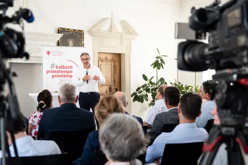 Das Land habe mit einem Bündel an Maßnahmen auf den Kaufkraftverlust der vergangenen Jahre reagiert, die Bürgerinnen und Bürger direkt entlasten sollen, erklärte Landeshauptmann Arno Kompatscher. (Foto: LPA/Fabio Brucculeri)