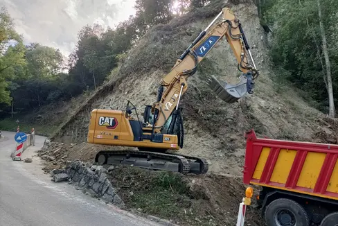 Für die Sicherung der Hänge längs der Straßen durch Schutzvorrichtungen werden über ein erstes Instandhaltungsprogramm 2024 rund 2,7 Millionen Euro eingesetzt. (Foto: LPA/Straßendienst)