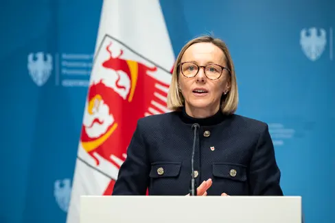 Damit Mitarbeitende des Landes, die in den Ruhestand gehen, ihre Abfertigung schneller bekommen, startet das Land ein Pilotprojekt. Das Land streckt die Geldmittel vor und fordert dann die Auszahlung der fälligen Beträge direkt beim Nationalen Institut für soziale Fürsorge INPS ein. Die Auszahlung soll künftig innerhalb von 90 Tagen und in nur einer Rate erfolgen, sagt Personallandesrätin Magdalena Amhof. (Foto: LPA/Fabio Brucculeri)