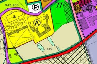 La attuale zona di verde pubblico via Giovo (in verde nella mappa) nei pressi dell'insieme Chiesa parrocchiale-ex Commenda dell'Ordine Teutonico Deutschhaus (in giallo nella mappa). (Foto: ASP/Ufficio pianificazione comunale)