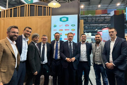 Landesrat Marco Galateo (Fünfter von links) nahm am 11. Mai an der Eröffnung der Messe TuttoFood in Mailand teil. Dort traf er Landwirtschafts- und Ernährungsminister Francesco Lollobrigida (Sechster von link) zu einem Gespräch. (Foto: LPA)