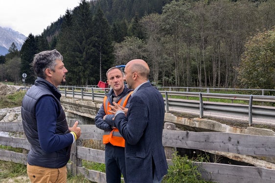 L'assessore provinciale alla Mobilità Daniel Alfreider (nella foto a sinistra) con il sindaco Thomas Schuster e Michael Goller dell'impresa Goller Bögl durante un sopralluogo al cantiere. (Foto: USP/Dipartimento Infrastrutture e Mobilità)