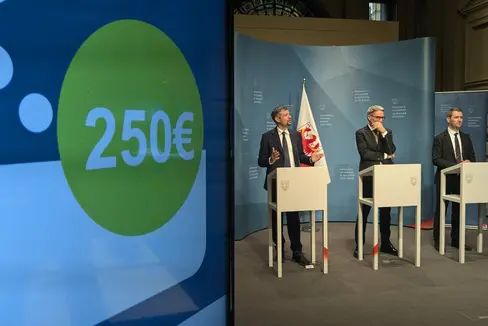 Landesrat Daniel Alfreider, Landeshauptmann Arno Kompatscher und der Direktor des Ressorts für Mobilität Martin Vallazza haben das neue Festpreis-Abo vorgestellt: Für 250 Euro kann man ein Jahr alle Öffis nutzen. (Foto: LPA/Ingo Dejaco)