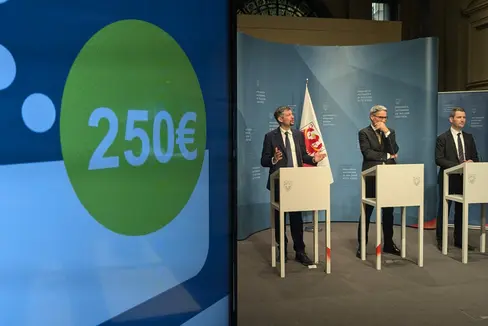 Landesrat Daniel Alfreider, Landeshauptmann Arno Kompatscher und der Direktor des Ressorts für Mobilität Martin Vallazza haben das neue Festpreis-Abo vorgestellt: Für 250 Euro kann man ein Jahr alle Öffis nutzen. (Foto: LPA/Ingo Dejaco)