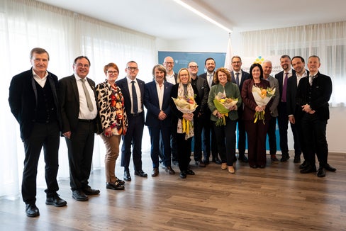 Sondersitzung der Landesregierung am 24. März in der Villa Linde in Sterzing (von links): Bürgermeister Sebastian Hlefer (Ratschings), Bürgermeister Peter Volgger (Sterzing), Bürgermeisterin Verena Überegger (Freienfeld), Landesrat Christian Bianchi, Landesrat Hubert Messner, Bürgermeister Stefan Gufler (Pfitsch), Landesrätin Magdalena Amhof, Bürgermeister Martin Alber (Brenner), Landesrat Marco Galateo, Landesrätin Rosmarie Pamer, Landeshauptmann Arno Kompatscher, Landesrätin Ulli Mair, Bürgermeister Thomas Klapfer (Franzensfeste), Landesrat Daniel Alfreider, Landesrat Philipp Achammer und Landesrat Peter Brunner. (Foto: LPA/Fabio Brucculeri)