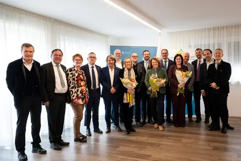 Sondersitzung der Landesregierung am 24. März in der Villa Linde in Sterzing (von links): Bürgermeister Sebastian Hlefer (Ratschings), Bürgermeister Peter Volgger (Sterzing), Bürgermeisterin Verena Überegger (Freienfeld), Landesrat Christian Bianchi, Landesrat Hubert Messner, Bürgermeister Stefan Gufler (Pfitsch), Landesrätin Magdalena Amhof, Bürgermeister Martin Alber (Brenner), Landesrat Marco Galateo, Landesrätin Rosmarie Pamer, Landeshauptmann Arno Kompatscher, Landesrätin Ulli Mair, Bürgermeister Thomas Klapfer (Franzensfeste), Landesrat Daniel Alfreider, Landesrat Philipp Achammer und Landesrat Peter Brunner. (Foto: LPA/Fabio Brucculeri)