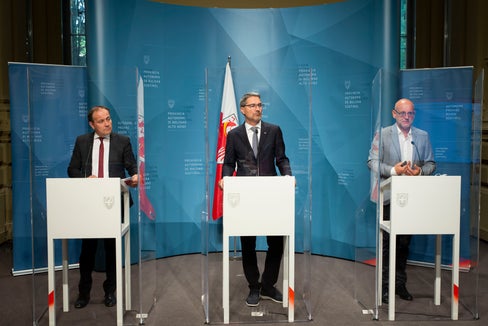 Um der Wasserknappheit zu begegnen, sei länderübergreifende Zusammenarbeit, aber auch der sorgsame Umgang mit dem lebenswichtigen Gut Wasser aller Menschen gefragt, betonen (v.l.) LR Vettorato, LH Kompatscher und Umweltagenturdirektor Ruffini. (Foto: LPA/Fabio Brucculeri)