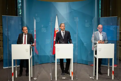 Um der Wasserknappheit zu begegnen, sei länderübergreifende Zusammenarbeit, aber auch der sorgsame Umgang mit dem lebenswichtigen Gut Wasser aller Menschen gefragt, betonen (v.l.) LR Vettorato, LH Kompatscher und Umweltagenturdirektor Ruffini. (Foto: LPA/Fabio Brucculeri)