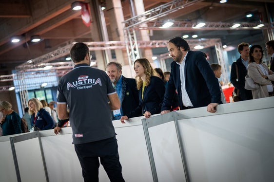 Claudia Plakolm (Mitte) und Philipp Achammer (rechts) im Gespräch mit einem Teilnehmer an den Worldskills, die derzeit am Bozner Messegelände über die Bühne gehen. Mit im Bild Gert Lanz (links). (Foto: LPA/Bildungsassessorat)