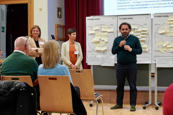 Die Direktorinnen Anika Michelon (Amt für Weiterbildung und Sprachen, von links), Daniela Ricchetto (Amt für Zweisprachigkeit und Fremdsprachen) und Direktor Luca Bizzarri (Amt für Weiterbildung, Bibliotheken und audiovisuelle Medien) sprachen beim Tag der Weiterbildung, den die beiden Ämter für Weiterbildung und das Netzwerk Weiterbildung/Rete di formazione organisiert hatten. (Foto: LPA/Amt für Weiterbildung und Sprachen)