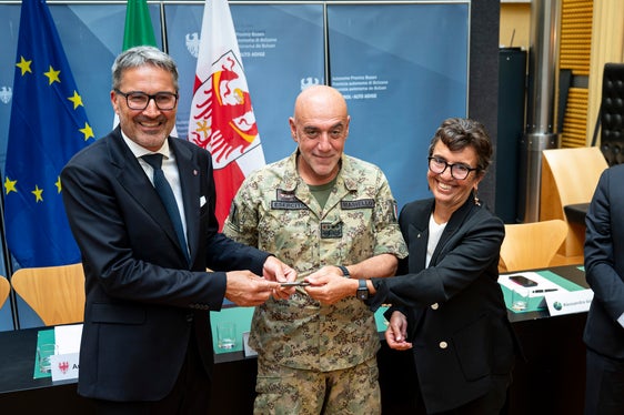 La consegna simbolica al presidente Kompatscher della chiave della Caserma Rossi di Merano da parte del capo di Stato Maggiore dell'Esercito, generale di Corpo d'Armata Carmine Masiello, e del direttore dell'Agenzia del Demanio, Alessandra dal Verme. (Foto: USP/Fabio Brucculeri)