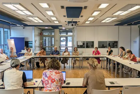 Vertreterinnen und Vertreter von Südtiroler Organisationen, die sich im Bereich der Entwicklungszusammenarbeit engagieren, haben bei Landesrätin Pamer, Ressortdirektorin Morandini und Amtsdirektorin Notdurfter ihre Anliegen vorgebracht. (Foto: LPA/Hannes Wisthaler)