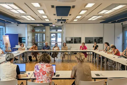 Vertreterinnen und Vertreter von Südtiroler Organisationen, die sich im Bereich der Entwicklungszusammenarbeit engagieren, haben bei Landesrätin Pamer, Ressortdirektorin Morandini und Amtsdirektorin Notdurfter ihre Anliegen vorgebracht. (Foto: LPA/Hannes Wisthaler)