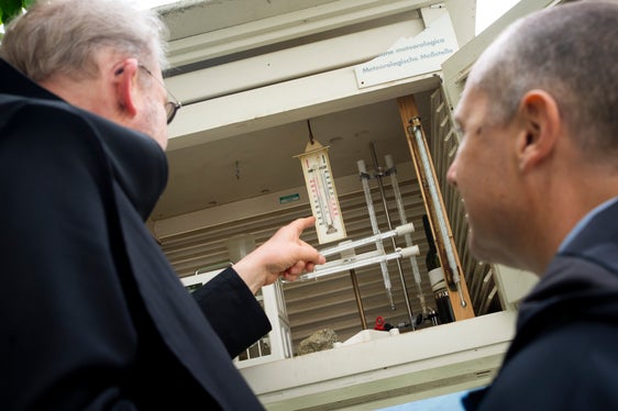 Vista della storica stazione meteorologica dell'Abbazia di Monte Maria con Padre Anselm Krieg (a sinistra) e Günther Geier (Ufficio Meteorologia e prevenzione valanghe). I sacerdoti registrano temperatura e precipitazioni dal 1856. (Foto: ASP/Fabio Brucculeri)