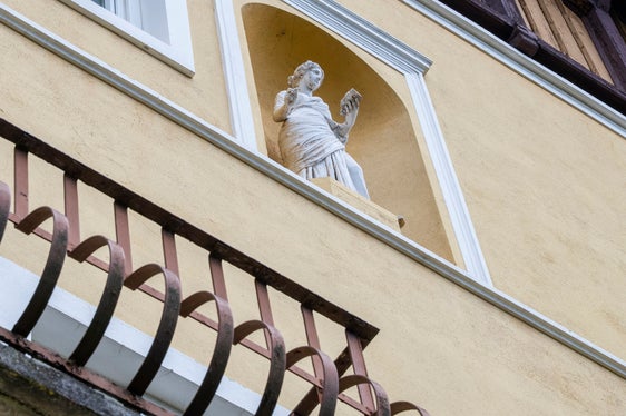 Le nicchie contengono figure femminili neoclassiche in abiti antichi, tra cui una figura femminile che legge. (Foto: USP/Soprintendenza provinciale ai beni culturali/Manuela Tessaro)