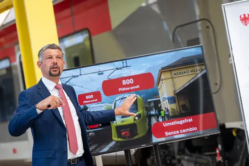 Gli abbonamenti altoadigemobilità sono raddoppiati dal 2021, come ha sottolineato l'assessore provinciale alla Mobilità Daniel Alfreider nel corso della sua conferenza stampa #primotempo a metà del suo mandato: “La mobilità deve essere semplice e accessibile a tutti. Il nostro obiettivo è offrire una soluzione adatta alle persone, indipendentemente dall’età o dalla situazione personale. Oggi l’altoadigemobilità Pass è molto più di un titolo di viaggio: è un compagno quotidiano per migliaia di cittadine e cittadini”. (Foto: USP/Fabio Brucculeri)