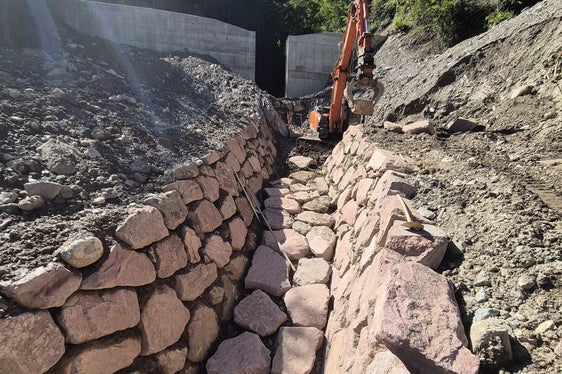 Zwischen März und September war die Wildbachverbauung im Schiedmanngraben südlich von Kollmann am Werk: Bergseits vom Schiedmannhof haben die Arbeiter eine 7 Meter hohe und 35 Meter breite Rückhaltesperre aus Stahlbeton errichtet und anschließend eine 30 Meter lange Künette (im Bild). (Foto: LPA/Landesamt für Wildbach- und Lawinenverbauung Nord in der Agentur für Bevölkerungsschutz/Johannes Holzner)
