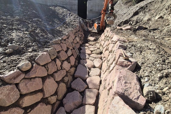 Zwischen März und September war die Wildbachverbauung im Schiedmanngraben südlich von Kollmann am Werk: Bergseits vom Schiedmannhof haben die Arbeiter eine 7 Meter hohe und 35 Meter breite Rückhaltesperre aus Stahlbeton errichtet und anschließend eine 30 Meter lange Künette (im Bild). (Foto: LPA/Landesamt für Wildbach- und Lawinenverbauung Nord in der Agentur für Bevölkerungsschutz/Johannes Holzner)