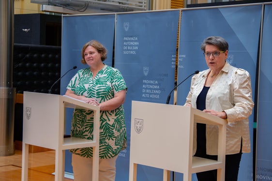 Marlene Messner (l.) von der Bewertungskommission und Uni-Präsidentin Ulrike Tappeiner (r.) lobten die Preisträgerinnen für ihre gelungenen wissenschaftlichen Arbeiten. (Foto: LPA/Greta Stuefer)