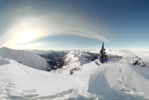 Con oltre 850 condivisioni di circa 90 postazioni ricetrasmittenti comuni tra i più svariati operatori e grazie all'impiego delle tecnologie più moderne, l'Alto Adige è oggi una delle regioni meglio servite d'Europa. Nella foto la postazione ricetrasmittente comune di Cima Capra. (Foto: RAS)