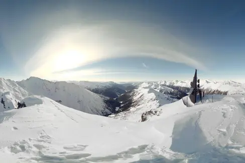 Con oltre 850 condivisioni di circa 90 postazioni ricetrasmittenti comuni tra i più svariati operatori e grazie all'impiego delle tecnologie più moderne, l'Alto Adige è oggi una delle regioni meglio servite d'Europa. Nella foto la postazione ricetrasmittente comune di Cima Capra. (Foto: RAS)